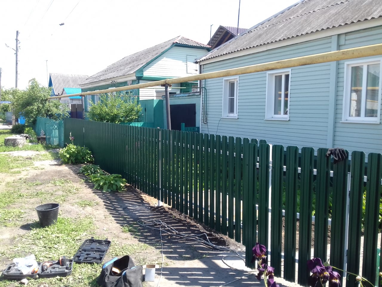 Комбинированный забор 25м штакетник и профлист, ворота, калитка фото в Таганроге