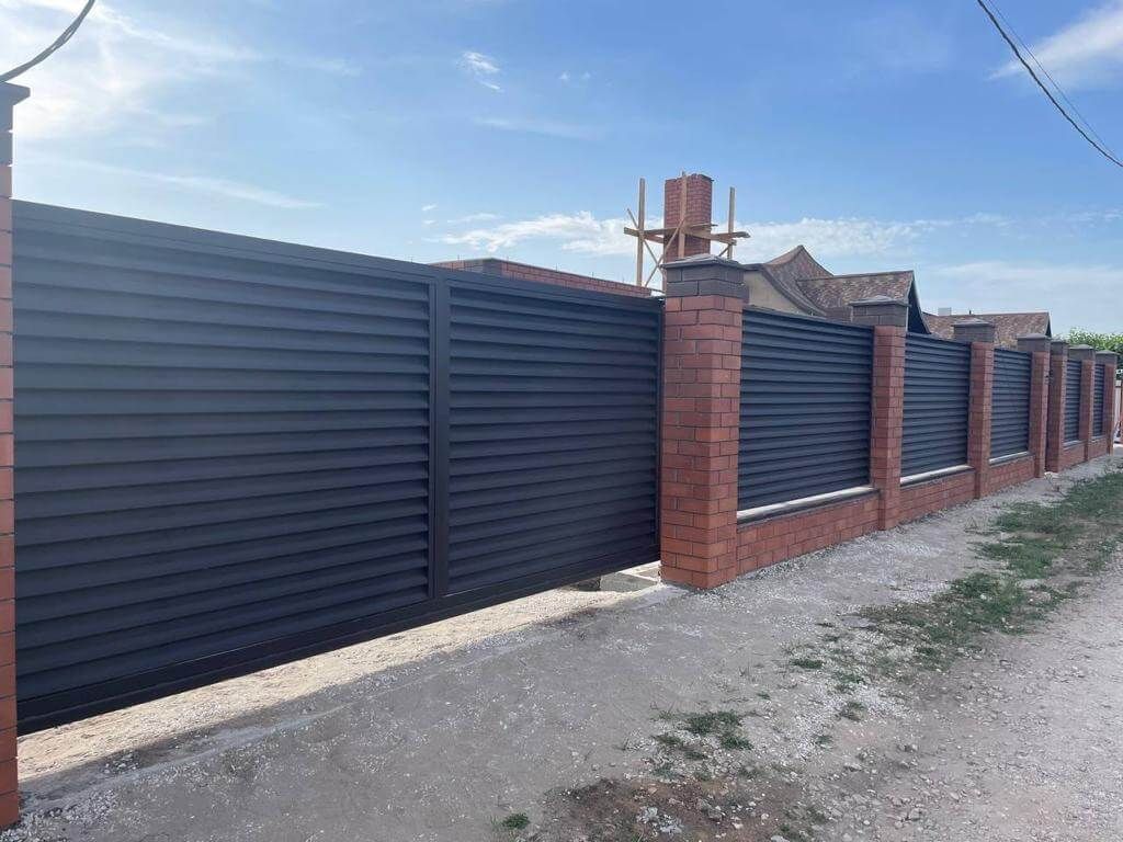 Забор из ламелей еврожалюзи 21м RAL8019/8019 Темный Шоколад МАТТЕ двухсторонний в Таганроге
