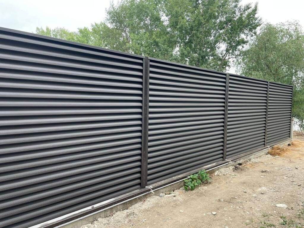 Забор-жалюзи с ламелями еврожалюзи 29м RAL8019/8019 Темный Шоколад МАТТЕ двухсторонний фото 2 в Таганроге