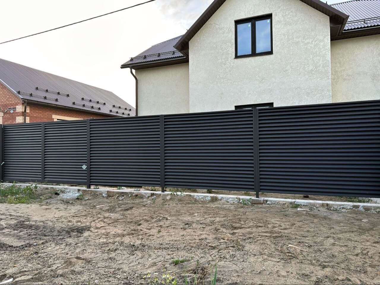 Забор с ламелями еврожалюзи 18м RAL8019/8019 Темный Шоколад МАТТЕ двусторонний фото 1 в Таганроге