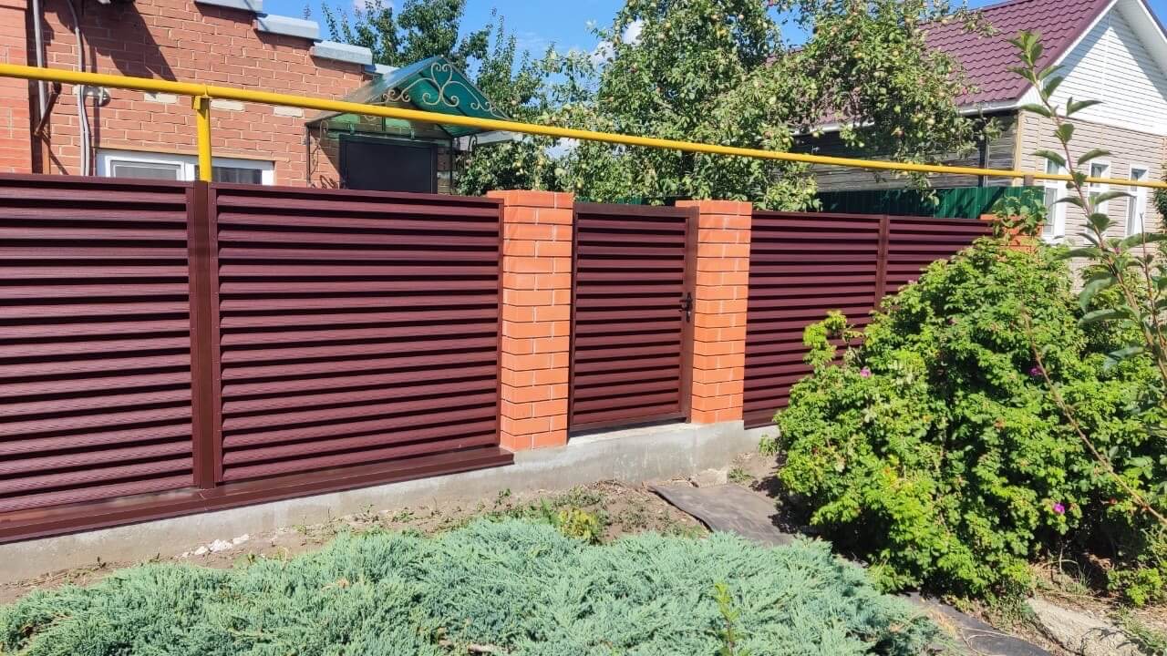 Забор-жалюзи из ламелей Еврожалюзи 20м RAL8017 Шоколад в Таганроге