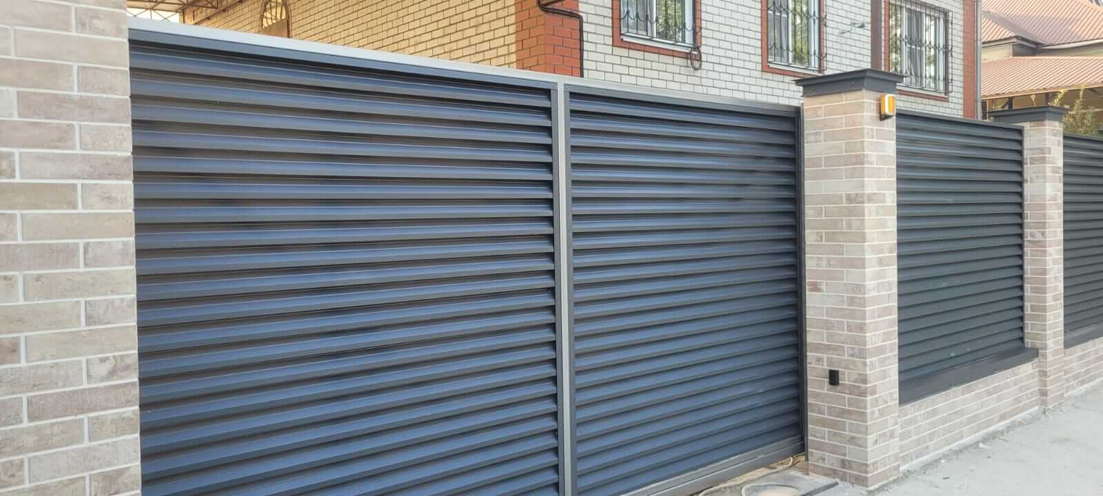 Забор-жалюзи с ламелями ЭКО-Z US усиленные 20м RAL7024/7024 Серый Графит двусторонний МАТТЕ фото 9 в Таганроге