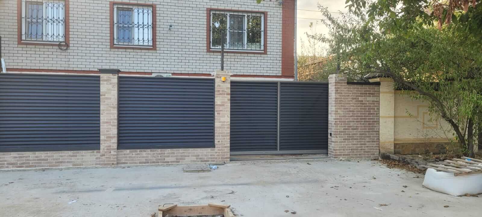 Забор-жалюзи с ламелями ЭКО-Z US усиленные 20м RAL7024/7024 Серый Графит двусторонний МАТТЕ фото 2 в Таганроге