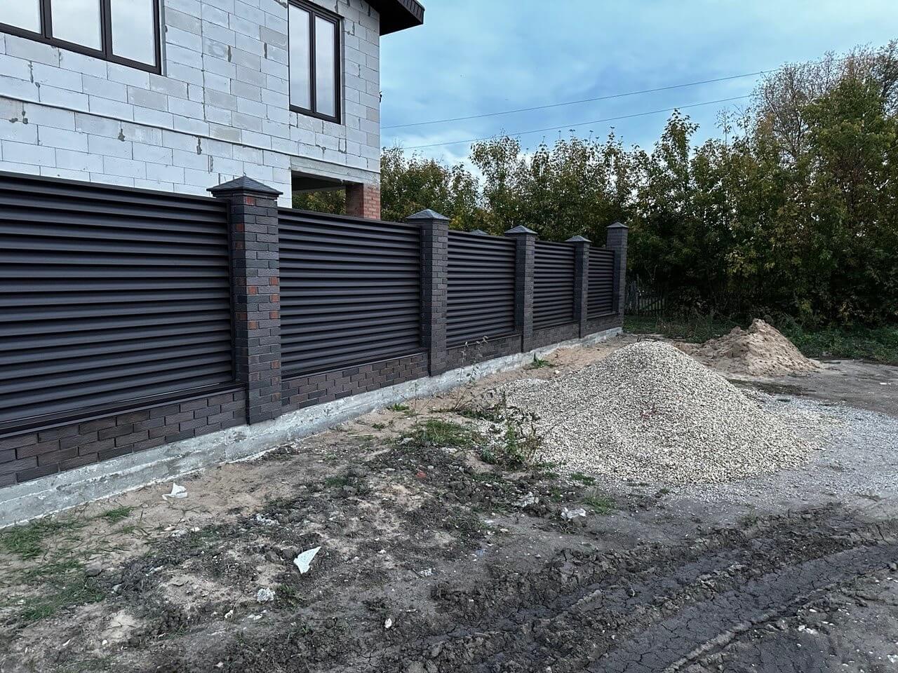 Забор из ламелей Еврожалюзи 38м RAL8019/8019 Темный Шоколад двусторонний MATTE фото 4 в Таганроге