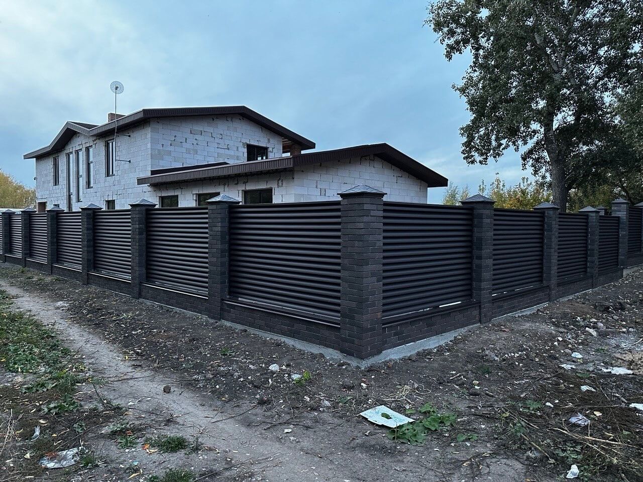 Забор из ламелей Еврожалюзи 38м RAL8019/8019 Темный Шоколад двусторонний MATTE фото 2 в Таганроге