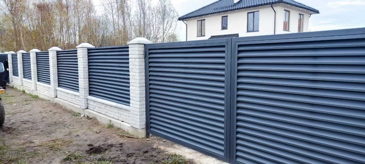 Забор-жалюзи из ламелей ЭКО-Z 32м RAL7024 Серый Графит МАТТЕ фото 5 в Таганроге