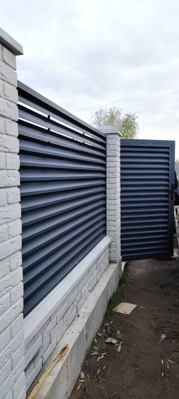 Забор-жалюзи из ламелей ЭКО-Z 32м RAL7024 Серый Графит МАТТЕ фото 4 в Таганроге