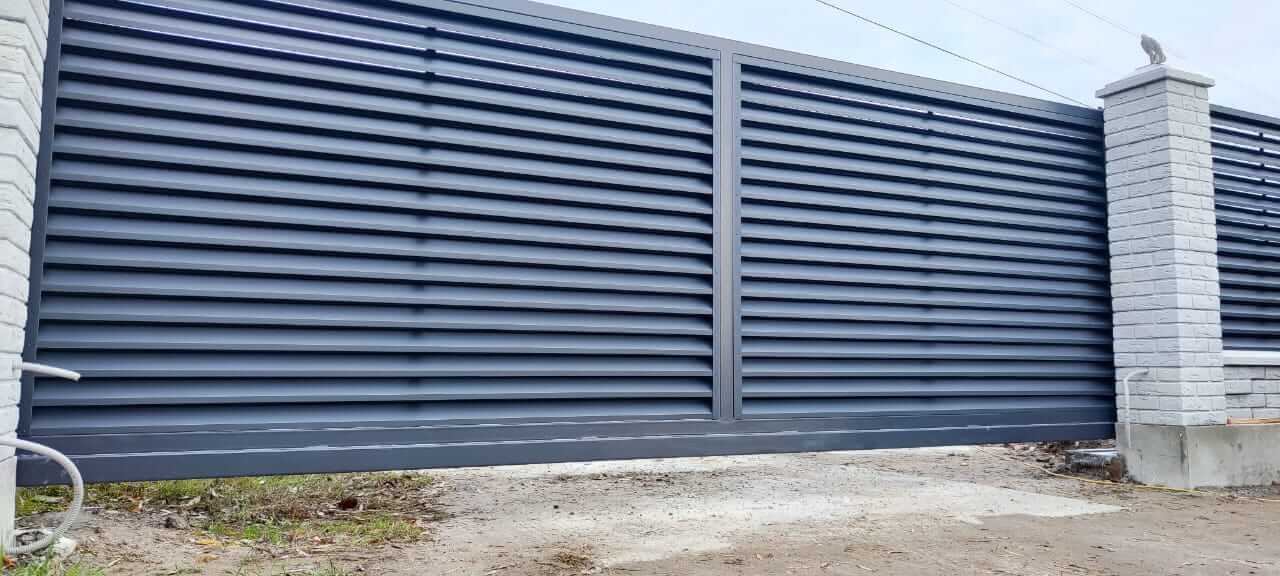 Забор-жалюзи из ламелей ЭКО-Z 32м RAL7024 Серый Графит МАТТЕ фото 3 в Таганроге