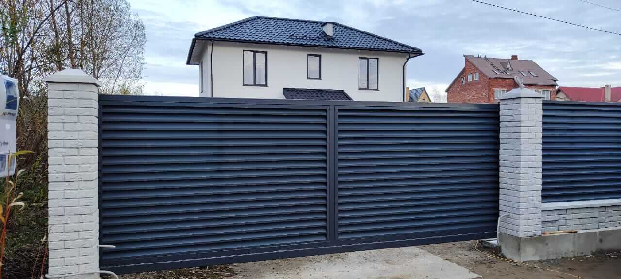 Забор-жалюзи из ламелей ЭКО-Z 32м RAL7024 Серый Графит МАТТЕ фото 2 в Таганроге