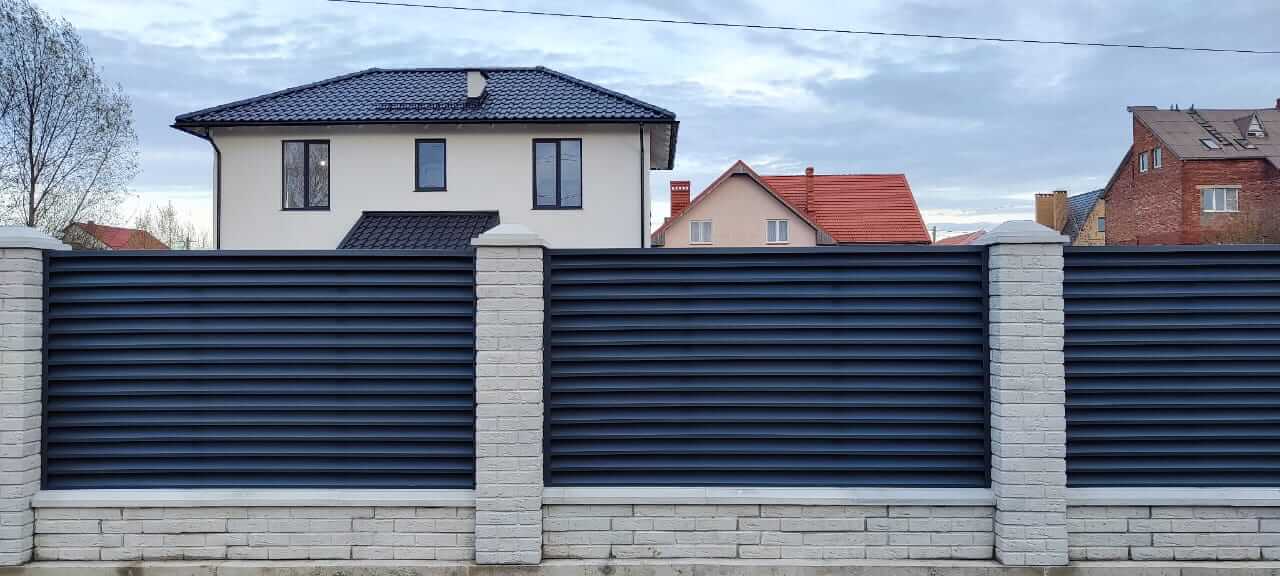 Забор-жалюзи из ламелей ЭКО-Z 32м RAL7024 Серый Графит МАТТЕ в Таганроге