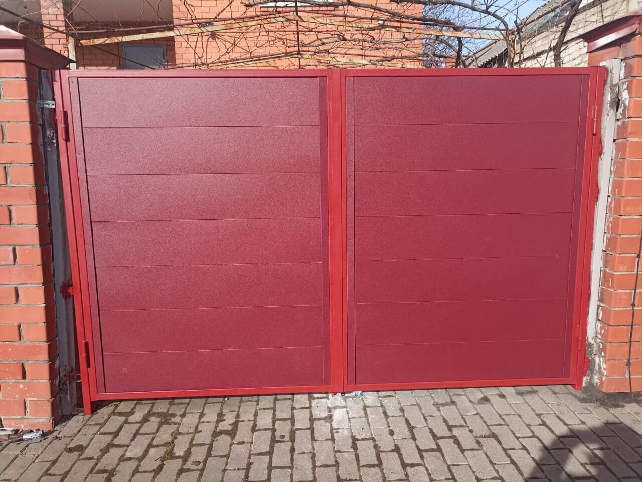 Ворота и калитка из металлопланкена 4м RAL3005 Красное Вино, Стальной Бархат фото 1 в Таганроге