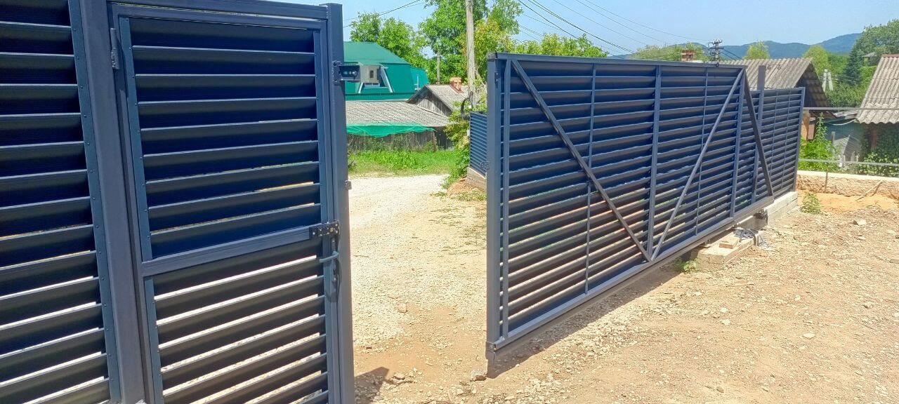 Забор-жалюзи из ламелей Еврожалюзи 53м RAL7024 Серый Графит МАТТЕ фото 16 в Таганроге