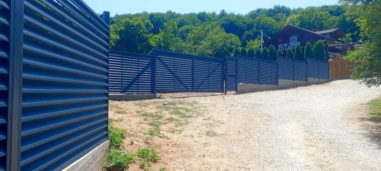 Забор-жалюзи из ламелей Еврожалюзи 53м RAL7024 Серый Графит МАТТЕ фото 8 в Таганроге