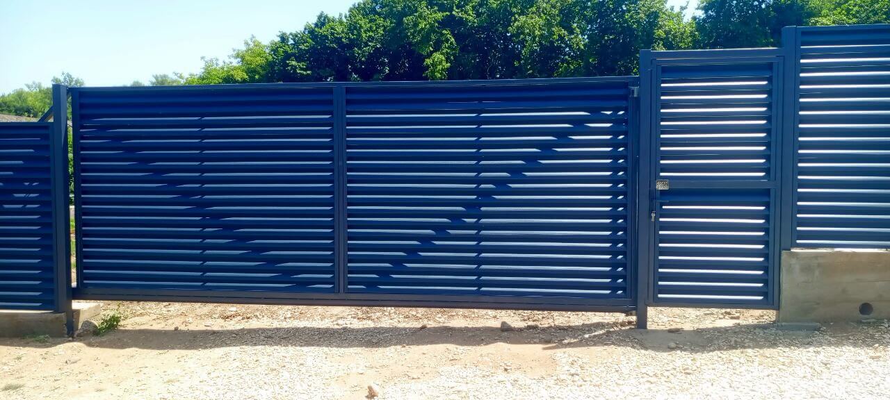 Забор-жалюзи из ламелей Еврожалюзи 53м RAL7024 Серый Графит МАТТЕ фото 5 в Таганроге