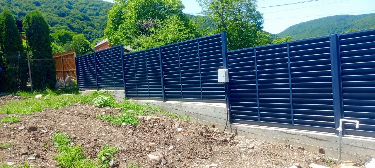 Забор-жалюзи из ламелей Еврожалюзи 53м RAL7024 Серый Графит МАТТЕ фото 3 в Таганроге