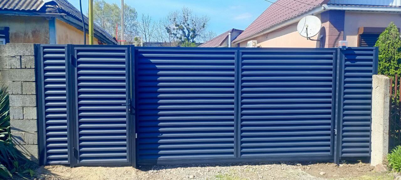 Забор-жалюзи из ламелей Еврожалюзи 53м RAL7024 Серый Графит МАТТЕ фото 1 в Таганроге