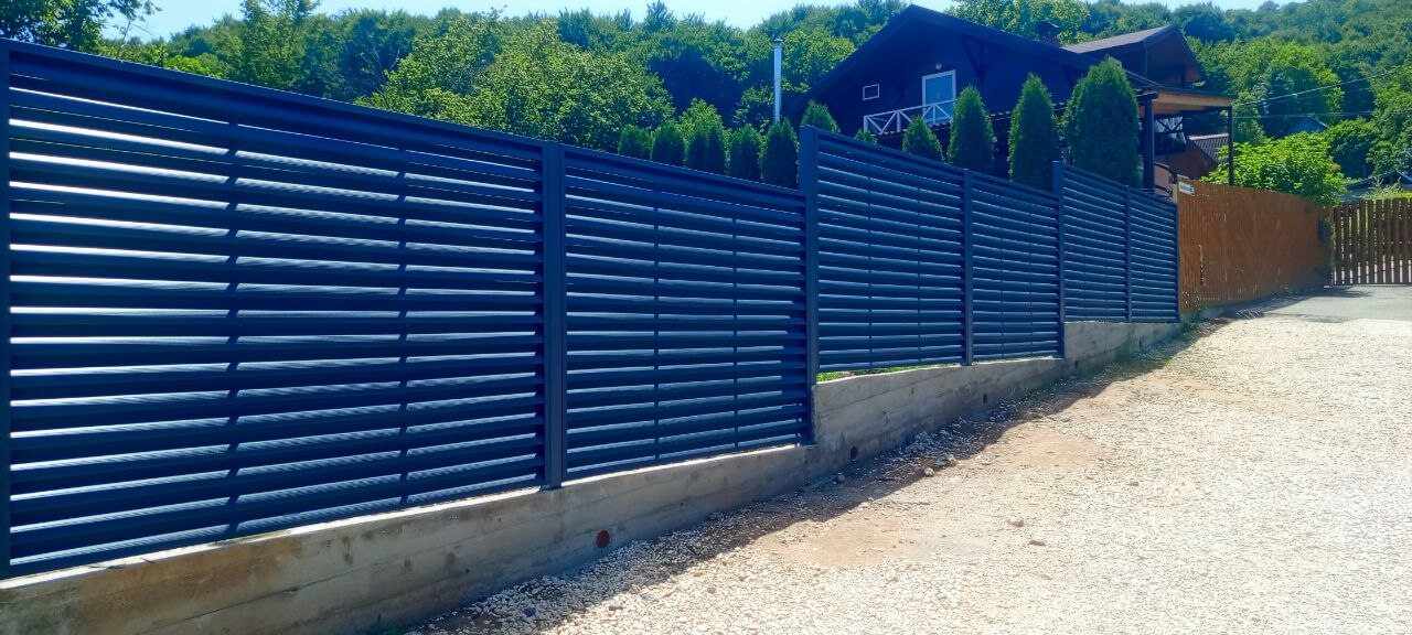Забор-жалюзи из ламелей Еврожалюзи 53м RAL7024 Серый Графит МАТТЕ фото 12 в Таганроге