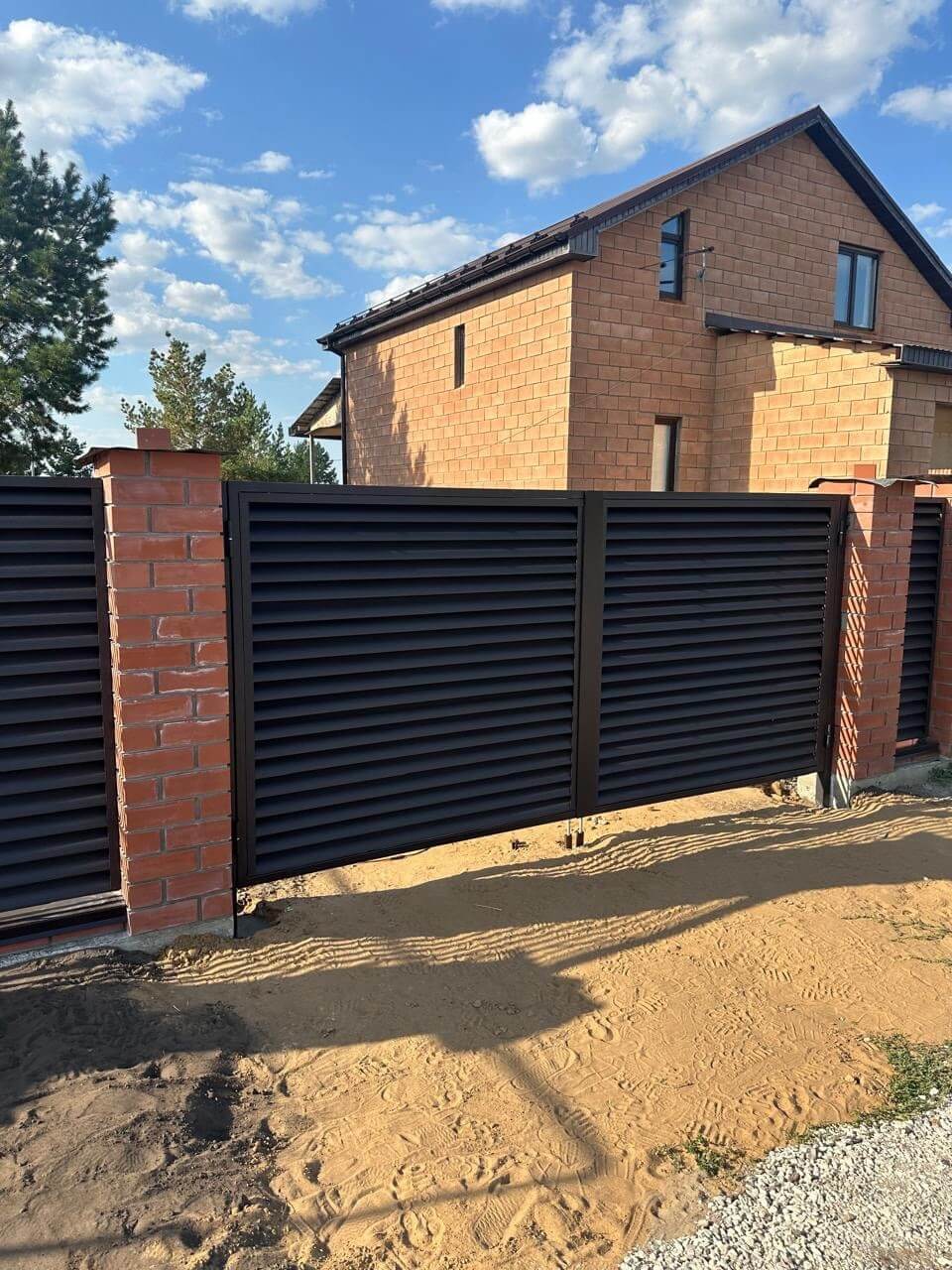 Забор-жалюзи из ламелей Еврожалюзи 38м RAL8019 Темный Шоколад МАТТЕ фото 4 в Таганроге