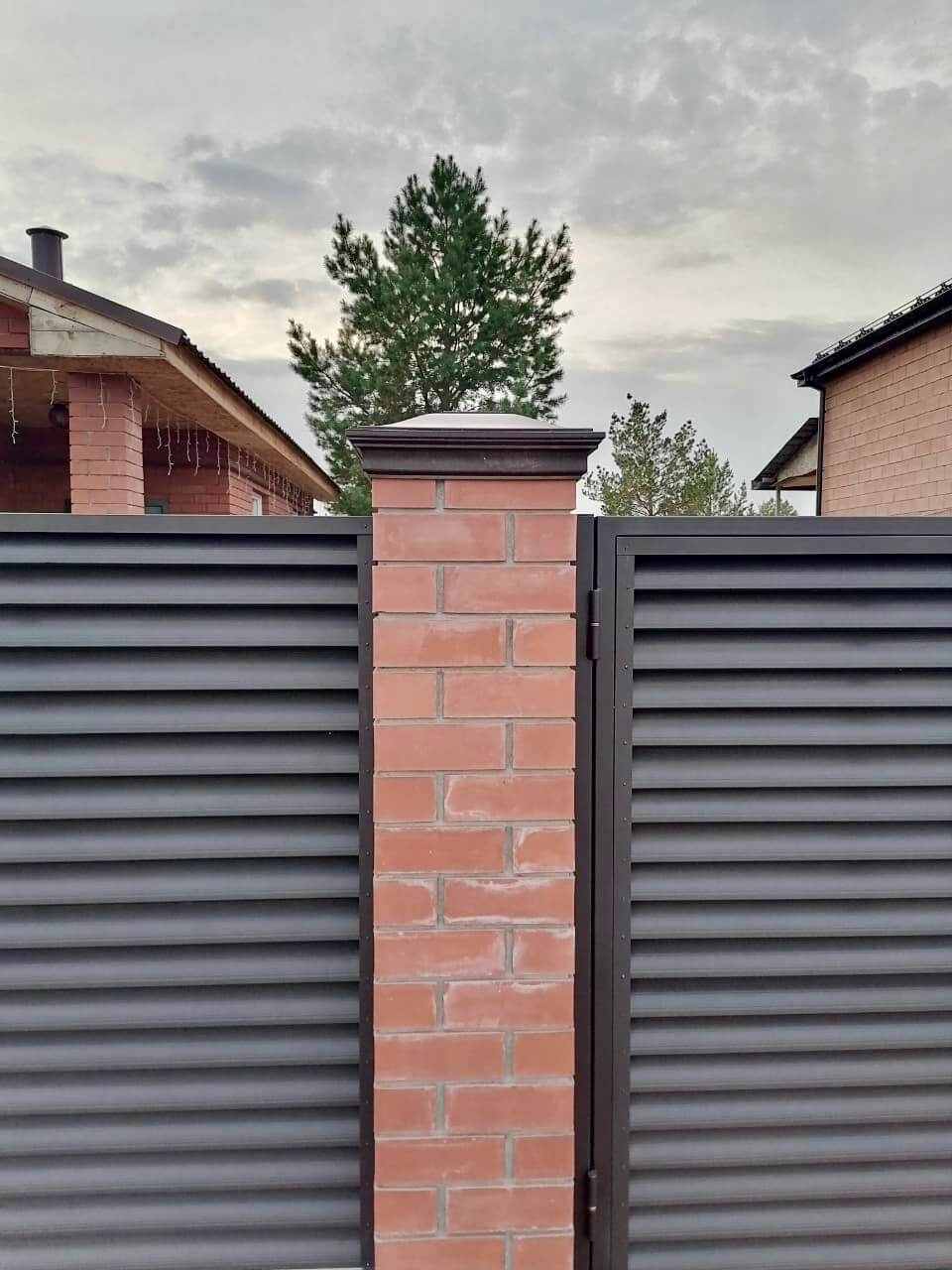 Забор-жалюзи из ламелей Еврожалюзи 38м RAL8019 Темный Шоколад МАТТЕ фото 2 в Таганроге