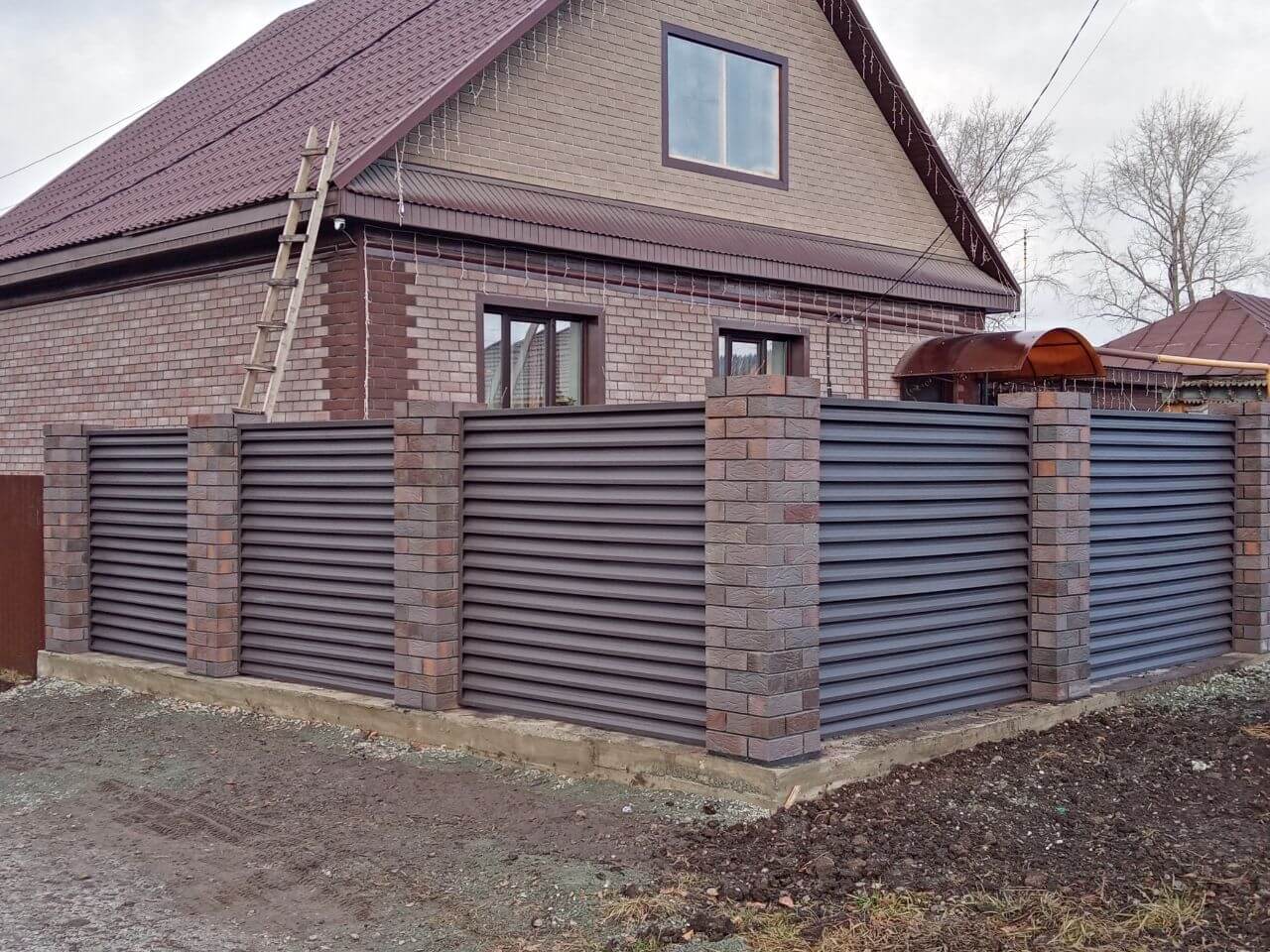 Забор-жалюзи из ламелей ЭКО-Z-US (усиленные) 30м RAL8019/8019 Темный Шоколад двусторонний МАТТЕ фото 3 в Таганроге