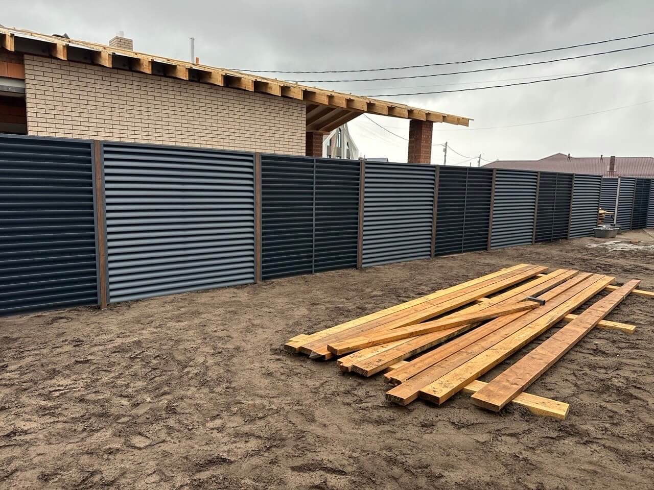 Забор из ламелей еврожалюзи 160м RAL7024/7024 Серый Графит двусторонний МАТТЕ фото 6 в Таганроге