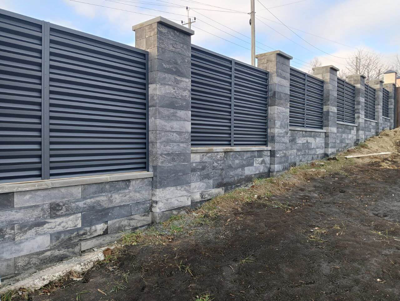 Забор-жалюзи из ламелей Елочка 72м RAL7024/7024 Серый Графит двусторонний МАТТЕ фото 4 в Таганроге