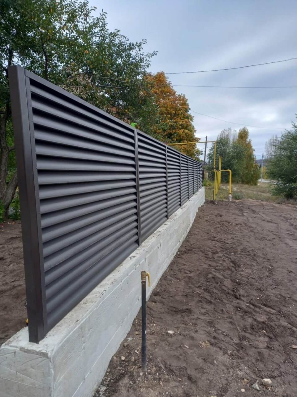 Забор из ламелей еврожалюзи 34м RAL8019/8019 Темный Шоколад двусторонний МАТТЕ фото 3 в Таганроге