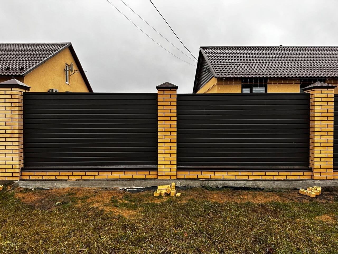 Забор из ламелей Хай-Тек 32м RAL8019/8019 Темный Шоколад двусторонний МАТТЕ фото 1 в Таганроге