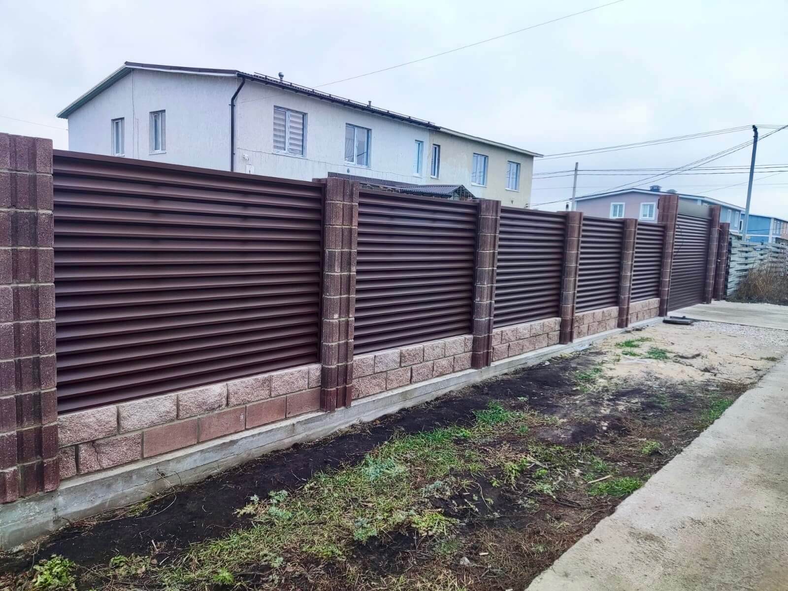 Забор-жалюзи из ламелей ЭКО-Z 13м RAL8019/8019 Темный Шоколад двусторонний МАТТЕ фото 1 в Таганроге