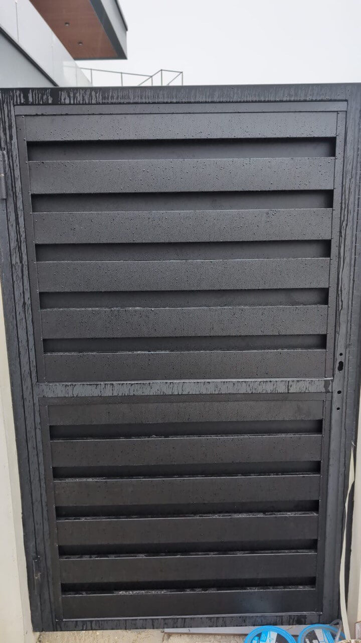 Откатные ворота с калиткой из металлопланкена RAL9005/9005 Черный двусторонний МАТТЕ фото 3 в Таганроге
