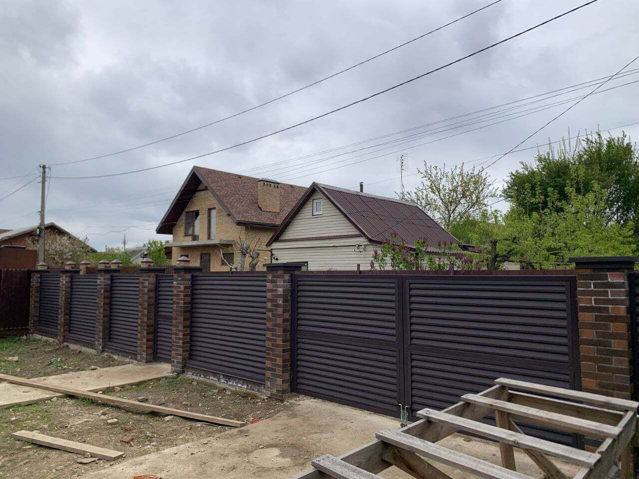 Забор-жалюзи из ламелей Реснички 24м RAL8019/8019 Темный Шоколад двусторонний МАТТЕ фото 2 в Таганроге