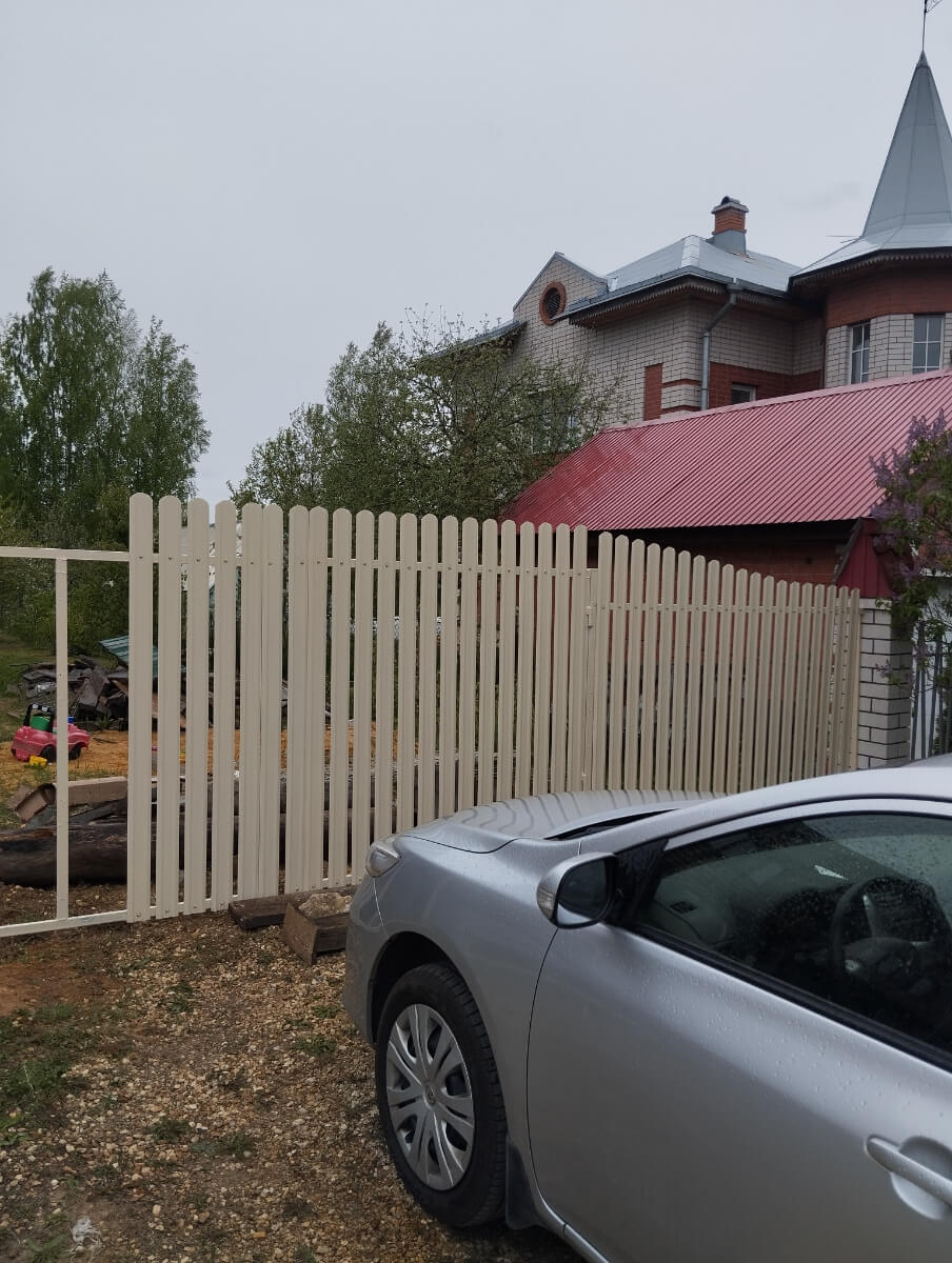 Забор из евроштакетника 9м RAL1015/1015 Слоновая Кость двусторонний фото 1 в Таганроге