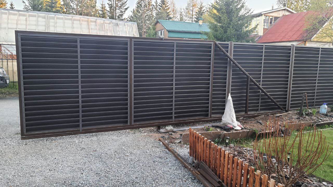 Забор-жалюзи из ламелей ЭКО-Z-US 12м RAL8019/8019 Темный Шоколад двусторонний МАТТЕ фото 3 в Таганроге