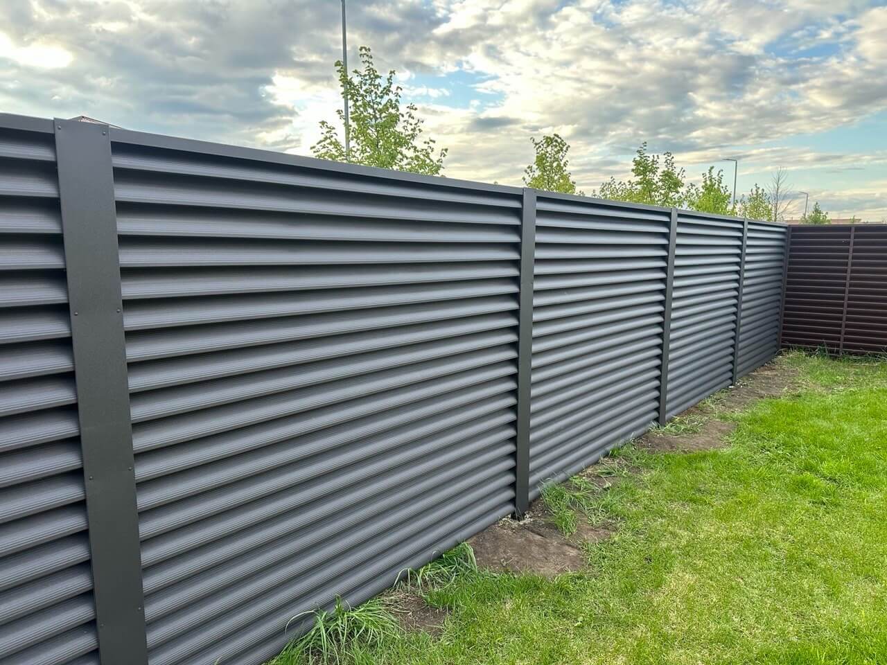 Забор из ламелей еврожалюзи 43м RAL8019/8019 Темный Шоколад двусторонний МАТТЕ фото 1 в Таганроге