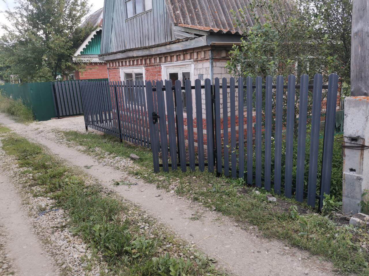 Забор из евроштакетника 7м RAL7024/7024 Серый Графит двусторонний фото 3 в Таганроге