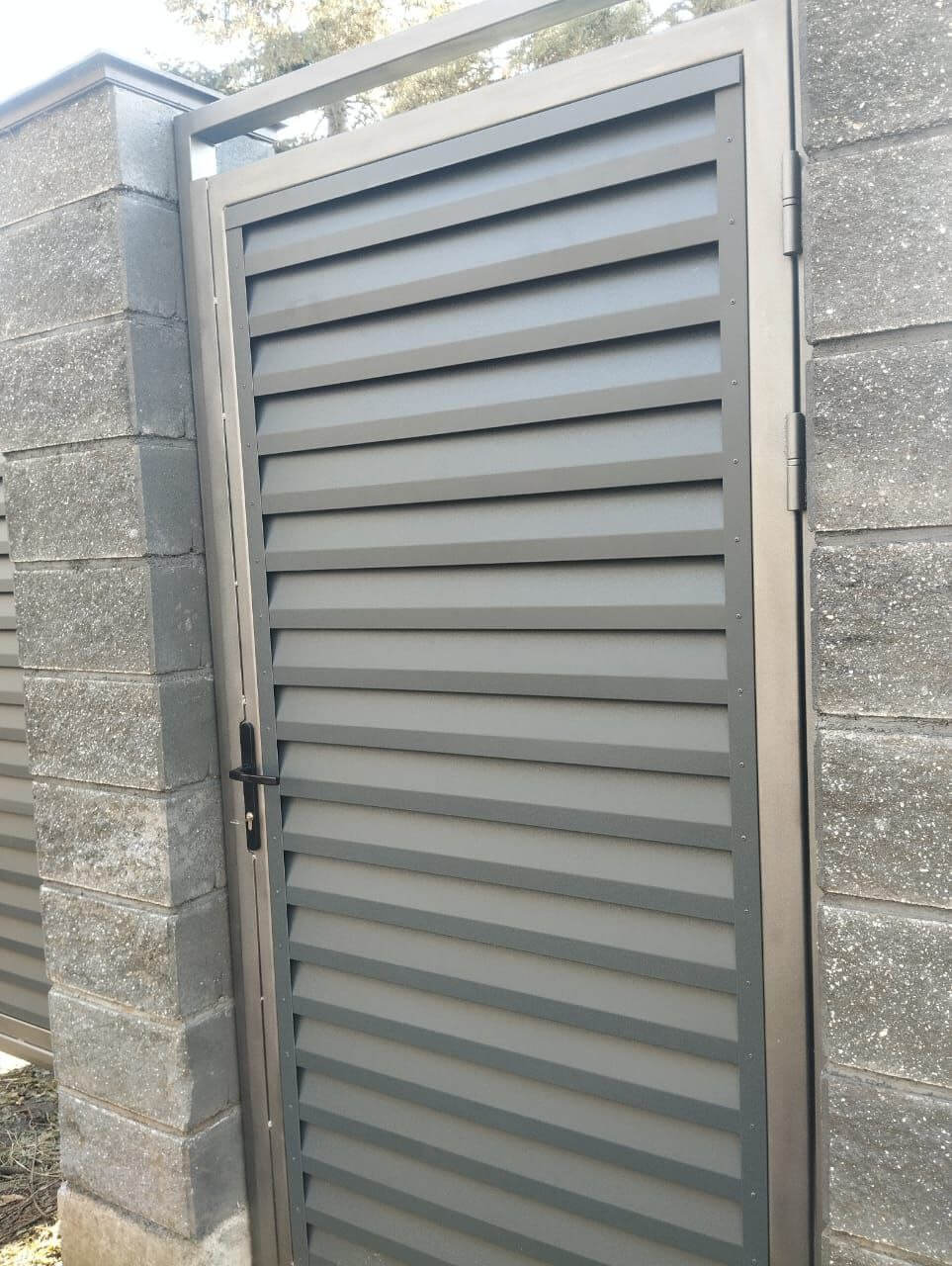Откатные ворота с калиткой из ламелей Реснички RAL7024/7024 Серый Графит двусторонний МАТТЕ фото 2 в Таганроге
