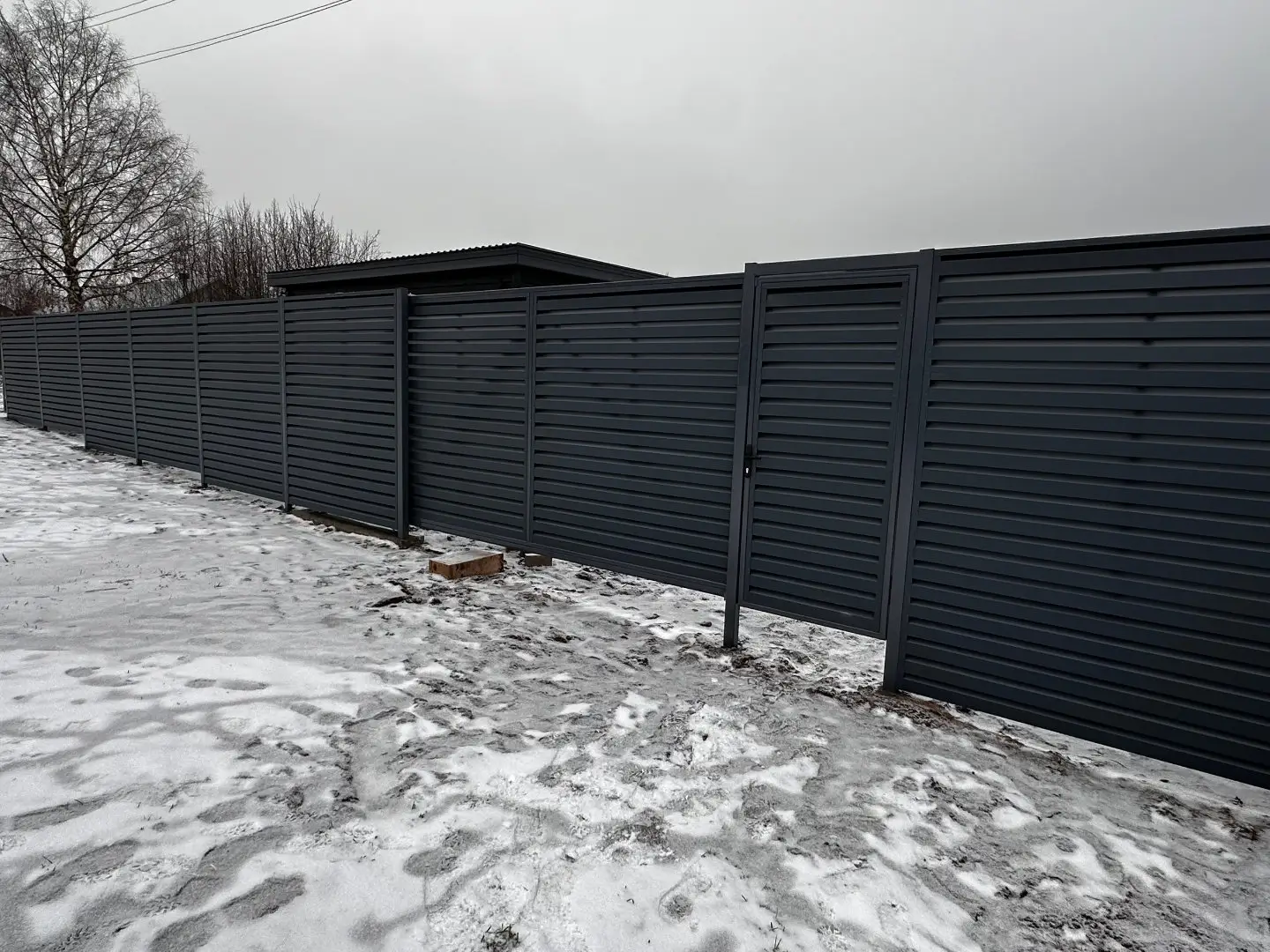Забор-жалюзи из ламелей Хай-Тек 20м RAL7024/7024 Серый Графит двусторонний МАТТЕ фото 4 в Таганроге