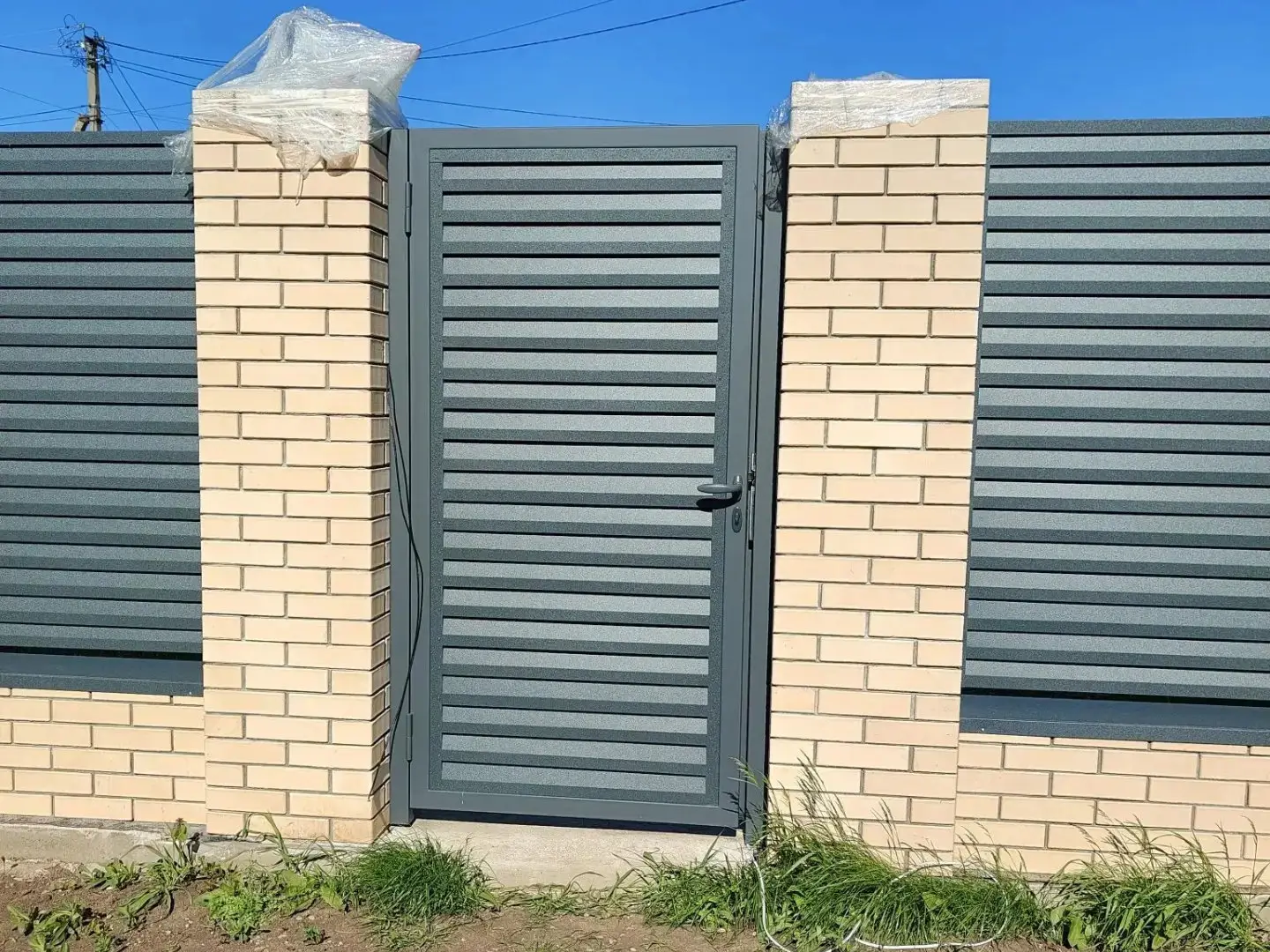 Забор-жалюзи из ламелей Реснички 16м RAL7024 Серый Графит Стальной Бархат фото 2 в Таганроге