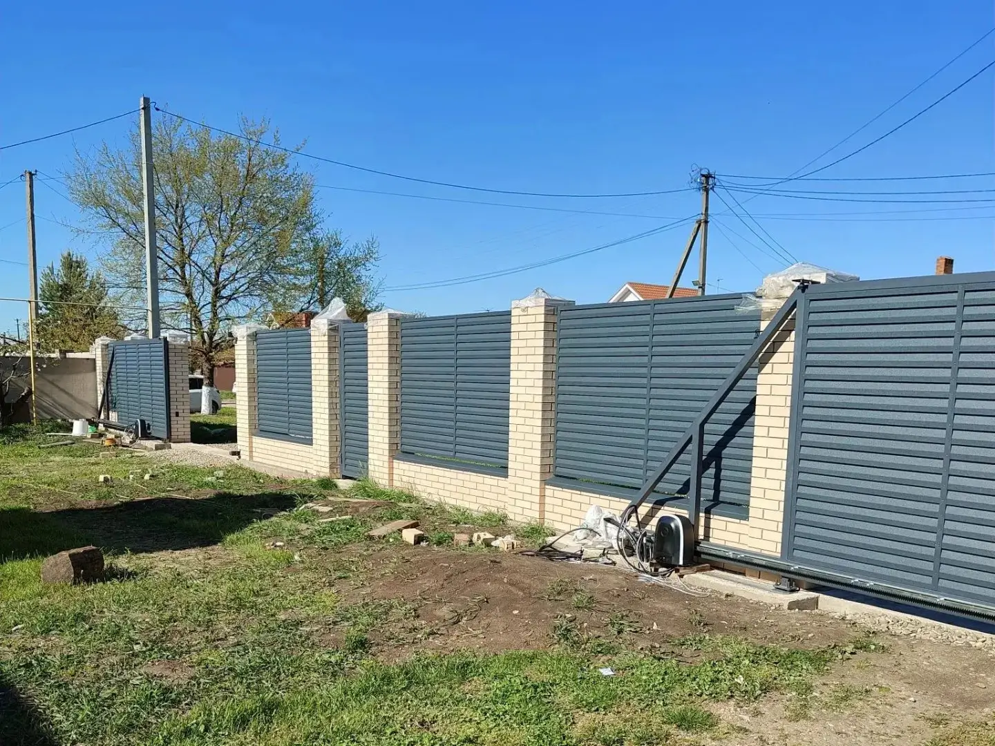 Забор-жалюзи из ламелей Реснички 16м RAL7024 Серый Графит Стальной Бархат фото 1 в Таганроге