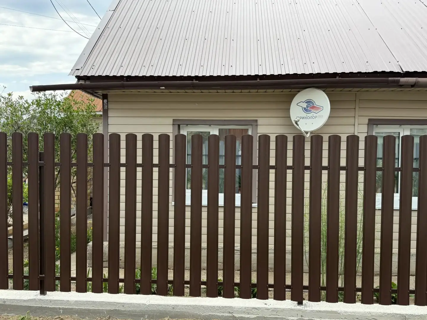 Комбинированный забор из ламелей ЭКО-Z-US и евроштакетника 18м RAL8017 Шоколад МАТТЕ, Полиэстер фото 3 в Таганроге
